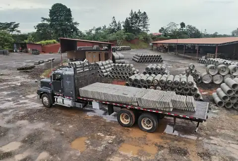 El camión con postes de concreto sobre la plataforma